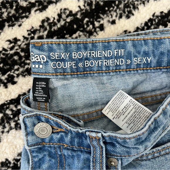 GAP Boyfriend Denim 1969 Mid Rise Sexy Boyfriend Fit Jeans - Picture 4 of 8